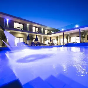 Seventeen Aparthotel